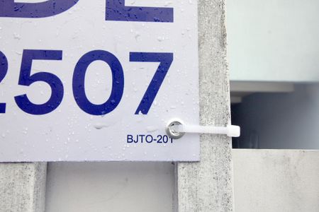 Casa à venda com 98m², 3 quartos e 2 vagasPlaca instalada em 19/01/2026 com o código BJTO-201