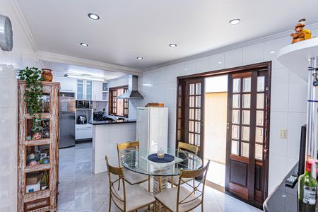 Casa à venda com 150m², 3 quartos e 4 vagasCozinha e copa