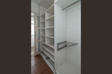 Closet da suíte de apartamento à venda com 1 quarto, 90m² em Jardim do Salso, Porto Alegre