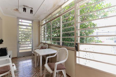 Casa à venda com 237m², 4 quartos e 3 vagas Casa à venda com 237m², 4 quartos e 3 vagasVaranda da sala de estar