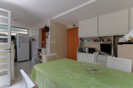 Casa à venda com 237m², 4 quartos e 3 vagas Casa à venda com 237m², 4 quartos e 3 vagasCopa