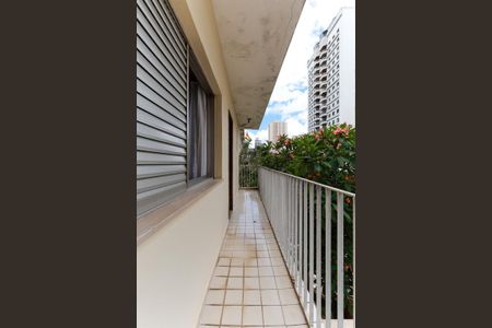 Casa à venda com 237m², 4 quartos e 3 vagas Casa à venda com 237m², 4 quartos e 3 vagasSacada das suítes 3 e 4