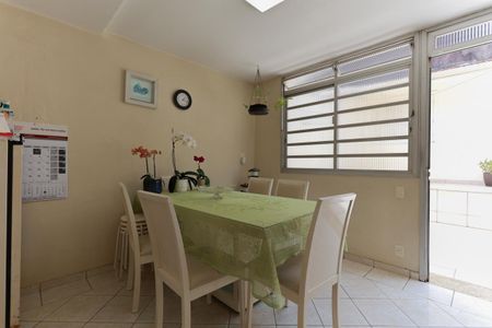 Casa à venda com 237m², 4 quartos e 3 vagas Casa à venda com 237m², 4 quartos e 3 vagasCopa