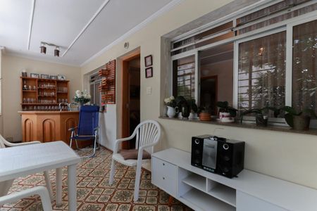 Casa à venda com 237m², 4 quartos e 3 vagas Casa à venda com 237m², 4 quartos e 3 vagasVaranda da sala de estar