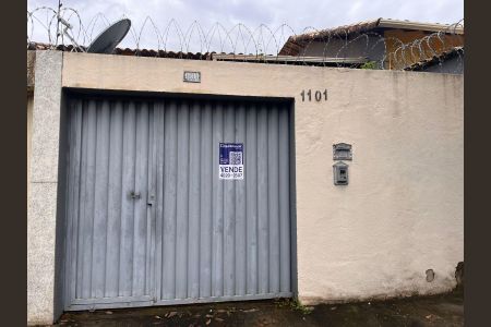 Fachada com anúncio de casa à venda com 1 quarto, 70m² em Santa Amelia, Belo Horizonte