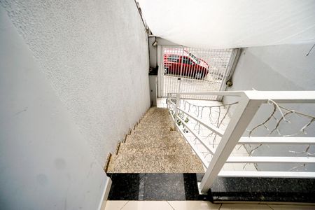 Casa para alugar com 195m², 3 quartos e 1 vagaEscada de entrada