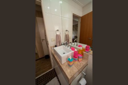Banheiro Suite de apartamento para alugar com 2 quartos, 76m² em Jardim Tupanci, Barueri