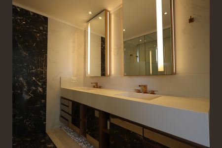 Apartamento à venda com 340m², 3 quartos e 4 vagasBanheiro da Suíte 1