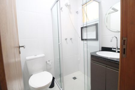 Banheiro comum de casa para alugar com 3 quartos, 125m² em Jardim Sabara, São Paulo