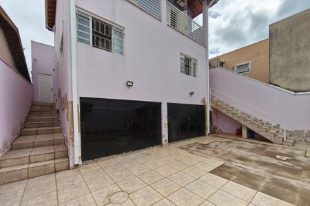 Casa à venda com 180m², 4 quartos e 3 vagasQuintal - Fundos