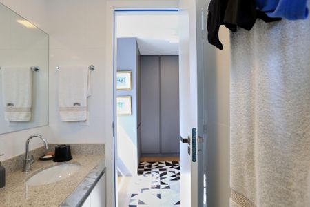 Apartamento à venda com 72m², 2 quartos e 2 vagas Apartamento à venda com 72m², 2 quartos e 2 vagasBanheiro da Suíte 1