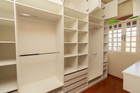 Casa para alugar com 300m², 3 quartos e 6 vagasCloset da suíte