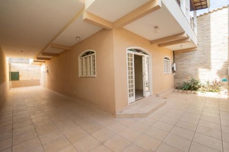 Casa para alugar com 300m², 3 quartos e 6 vagasFachada Frontal e Garagem