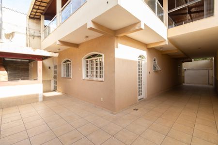 Casa para alugar com 300m², 3 quartos e 6 vagasFachada Traseira