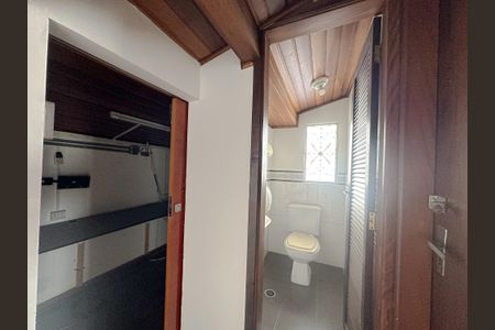 Casa à venda com 300m², 5 quartos e 4 vagas Casa à venda com 300m², 5 quartos e 4 vagasBanheiro Sotão