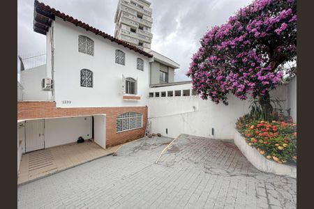 Casa à venda com 300m², 5 quartos e 4 vagas Casa à venda com 300m², 5 quartos e 4 vagasFachada