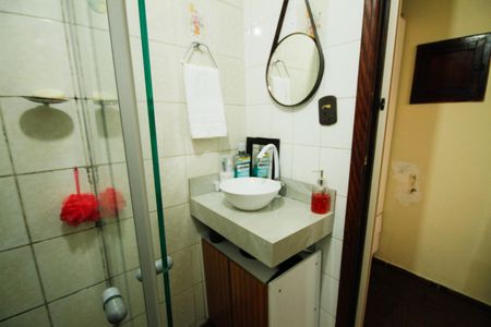 Banheiro de kitnet/studio para alugar com 1 quarto, 26m² em Boqueirão, Praia Grande