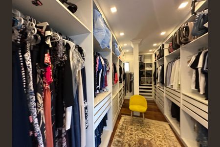 Casa de condomínio para alugar com 680m², 5 quartos e 6 vagas Casa de condomínio para alugar com 680m², 5 quartos e 6 vagasCloset da suíte 1