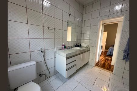 Casa de condomínio para alugar com 680m², 5 quartos e 6 vagas Casa de condomínio para alugar com 680m², 5 quartos e 6 vagasBanheiro da Suíte 2