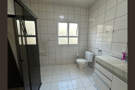 Casa de condomínio para alugar com 680m², 5 quartos e 6 vagas Casa de condomínio para alugar com 680m², 5 quartos e 6 vagasBanheiro da Suíte 2