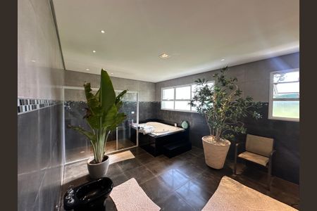 Casa de condomínio para alugar com 680m², 5 quartos e 6 vagas Casa de condomínio para alugar com 680m², 5 quartos e 6 vagasBanheiro da Suíte 1