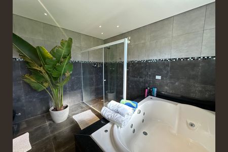 Casa de condomínio para alugar com 680m², 5 quartos e 6 vagas Casa de condomínio para alugar com 680m², 5 quartos e 6 vagasBanheiro da Suíte 1