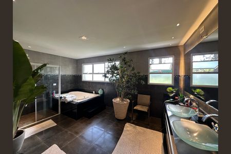 Casa de condomínio para alugar com 680m², 5 quartos e 6 vagas Casa de condomínio para alugar com 680m², 5 quartos e 6 vagasBanheiro da Suíte 1