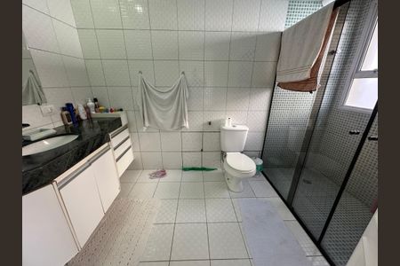 Casa de condomínio para alugar com 680m², 5 quartos e 6 vagas Casa de condomínio para alugar com 680m², 5 quartos e 6 vagasBanheiro da Suíte 5