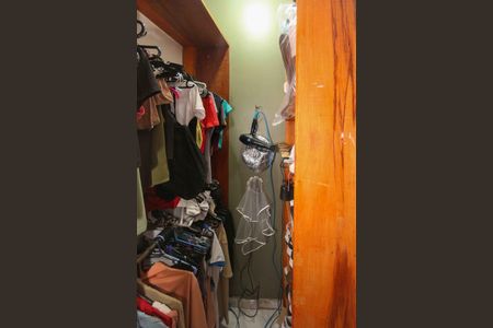 Casa à venda com 110m², 4 quartos e 2 vagas Casa à venda com 110m², 4 quartos e 2 vagasCloset