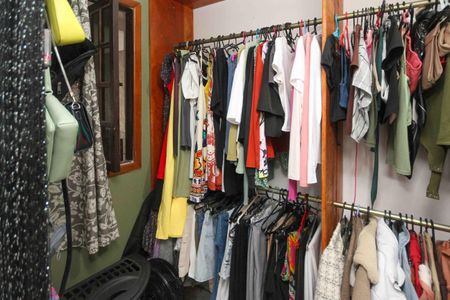 Casa à venda com 110m², 4 quartos e 2 vagas Casa à venda com 110m², 4 quartos e 2 vagasCloset