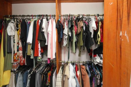 Casa à venda com 110m², 4 quartos e 2 vagas Casa à venda com 110m², 4 quartos e 2 vagasCloset