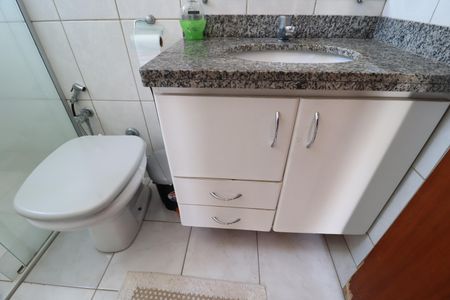 Apartamento para alugar com 70m², 3 quartos e 2 vagasBanheiro do Quarto 1