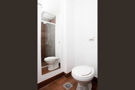 Banheiro de apartamento para alugar com 1 quarto, 43m² em Azenha, Porto Alegre