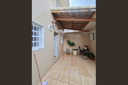 Casa de condomínio à venda com 160m², 3 quartos e 2 vagasQuintal