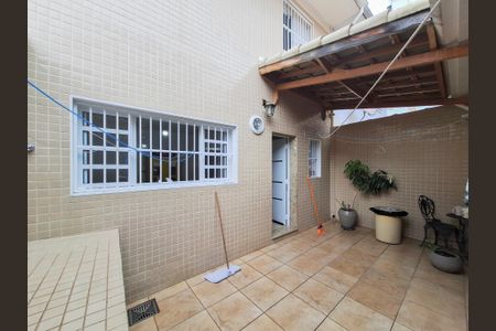 Casa de condomínio à venda com 160m², 3 quartos e 2 vagasQuintal