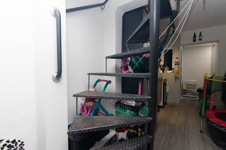 Casa à venda com 90m², 2 quartos e sem vagaEscada