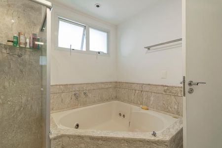 Apartamento à venda com 226m², 3 quartos e 4 vagasBanheiro da Suíte 2