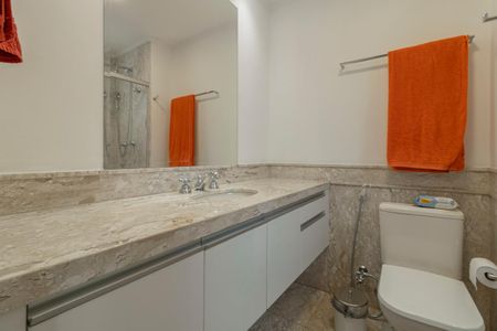 Apartamento à venda com 226m², 3 quartos e 4 vagasBanheiro da Suíte 1