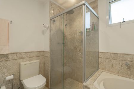 Apartamento à venda com 226m², 3 quartos e 4 vagasBanheiro da Suíte 2