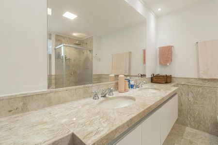 Apartamento à venda com 226m², 3 quartos e 4 vagasBanheiro da Suíte 2