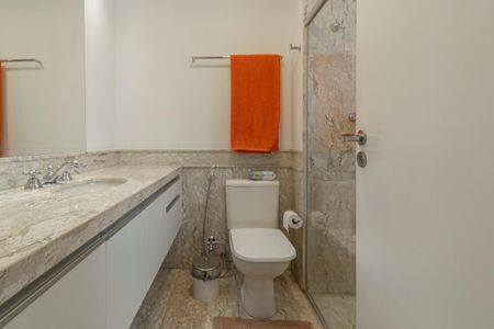 Apartamento à venda com 226m², 3 quartos e 4 vagasBanheiro da Suíte 1