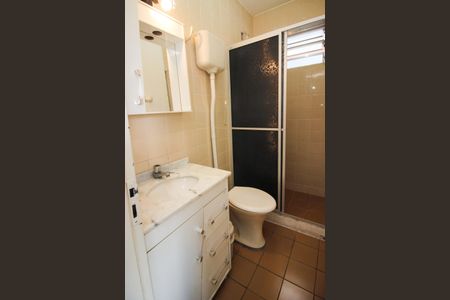 Banheiro de apartamento à venda com 1 quarto, 44m² em Santo Antônio, Porto Alegre