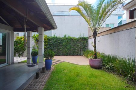 Casa de condomínio à venda com 360m², 3 quartos e 6 vagasQuintal