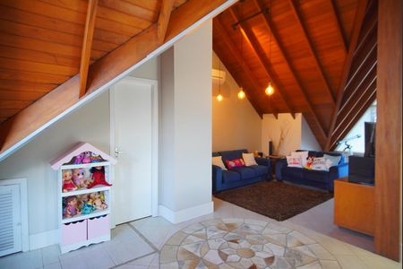 Casa de condomínio à venda com 360m², 3 quartos e 6 vagasSótão - Sala