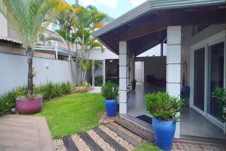 Casa de condomínio à venda com 360m², 3 quartos e 6 vagasQuintal