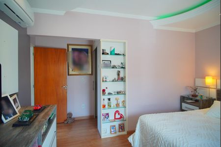 Casa de condomínio à venda com 360m², 3 quartos e 6 vagasSuíte