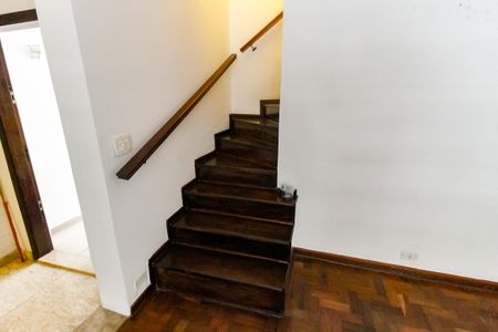 Casa para alugar com 250m², 3 quartos e 2 vagas Casa para alugar com 250m², 3 quartos e 2 vagasEscada acesso quartos