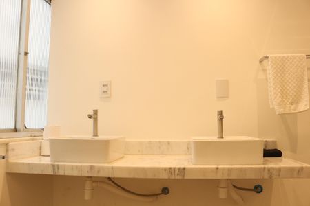 Apartamento à venda com 112m², 4 quartos e sem vagaBanheiro da Suíte