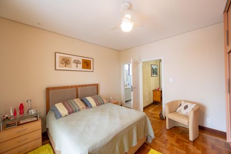 Casa à venda com 245m², 4 quartos e 4 vagasSuíte 1