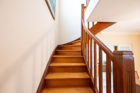 Escadas de casa para alugar com 4 quartos, 245m² em Vila Clementino, São Paulo